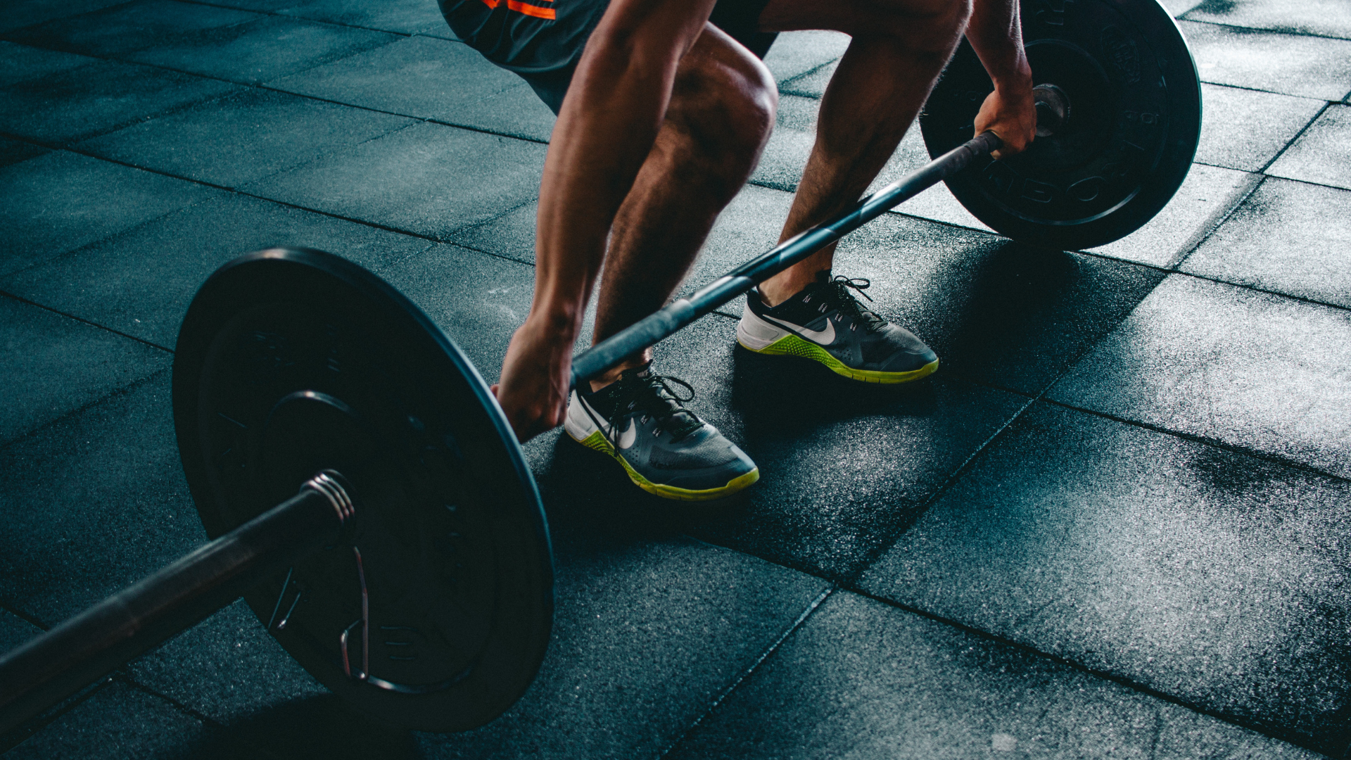 Man in lifting weights